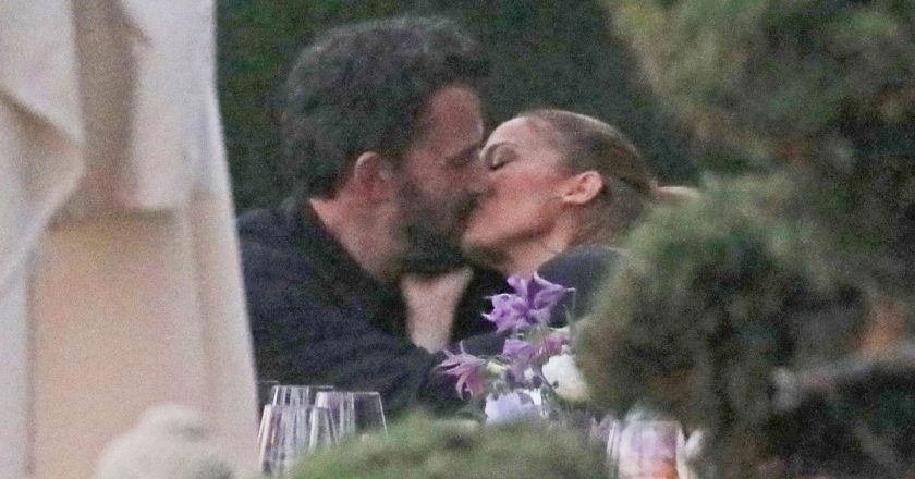 Ben Affleck and Jennifer Lopez make out at steamy PDA-packed dinner – Page Six