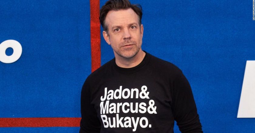 Jason Sudeikis: Actor shows support for racially abused England soccer players – CNN International