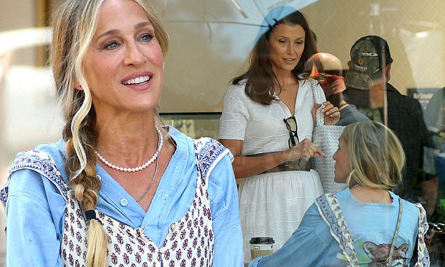 Sarah Jessica Parker and Bridget Moynahan cross paths while filming Sex and the City in New York – Daily Mail