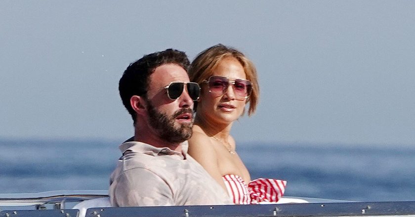 Jennifer Lopez and Ben Affleck Lounge on Yacht Off Amalfi Coast During Her Birthday Getaway – Yahoo Entertainment