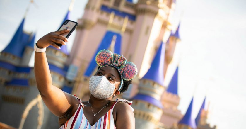 Disneys domestic theme parks will require all parkgoers to wear masks indoors starting Friday – CNBC