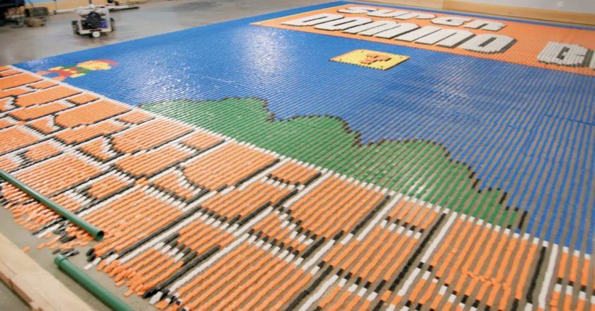 Robot arranges 100,000 dominoes into a Super Mario Bros. mural in one day – The Verge