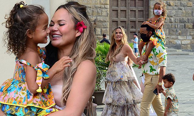 Chrissy Teigen EXCLUSIVE: Embattled model explores Florence amid cyberbullying scandal – Daily Mail