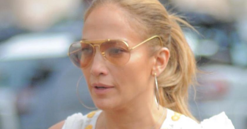 Jennifer Lopez Gets Beachy in a Rhinestone Bikini, Cutoff Shorts & the Strappiest Sandals – Yahoo Lifestyle