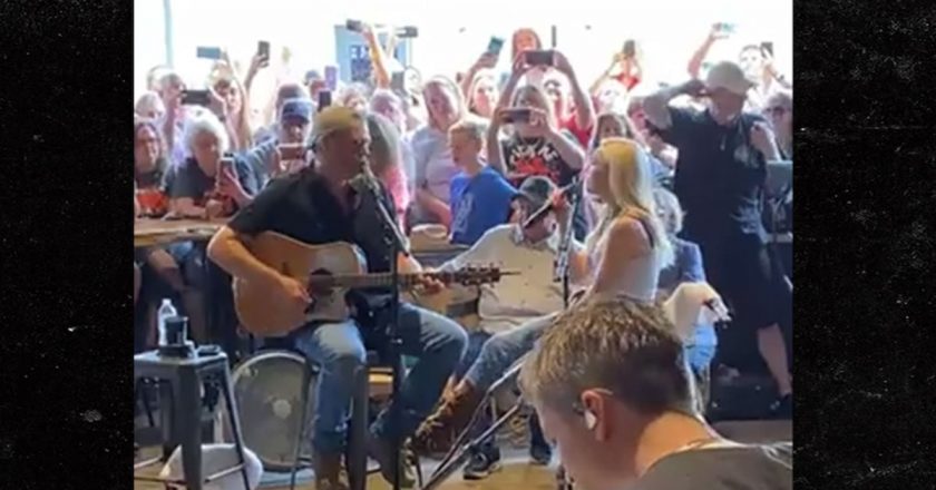 Blake Shelton and Gwen Stefani Playing Music Together at OK Bar – TMZ