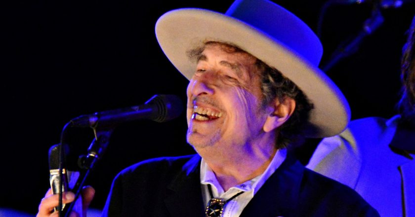 Bob Dylan Biographer: Alleged Sexual Abuse Not Possible Due To Timeline – HuffPost