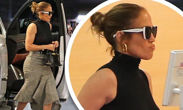 Jennifer Lopez means business wearing curve-hugging skirt… after Ben Afflecks trip to Tiffanys – Daily Mail