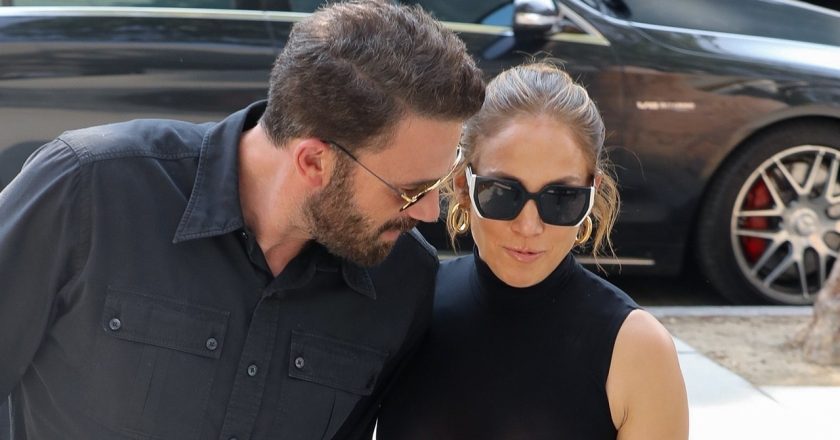 Jennifer Lopez, Ben Affleck share a laugh as they rock matching outfits while shopping in LA – Fox News