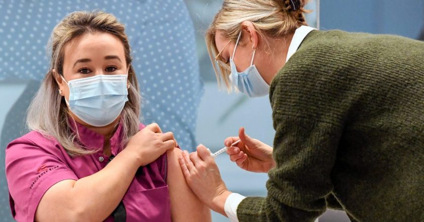 Fully vaccinated people who catch COVID-19 appear to be less infectious and clear the virus quicker than unvaccinated people, early research suggests – Yahoo! Voices