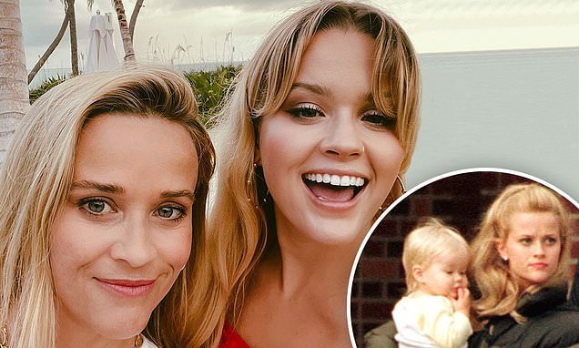 Reese Witherspoon reveals she didnt have a lot of support at 23 with her first baby Ava – Daily Mail