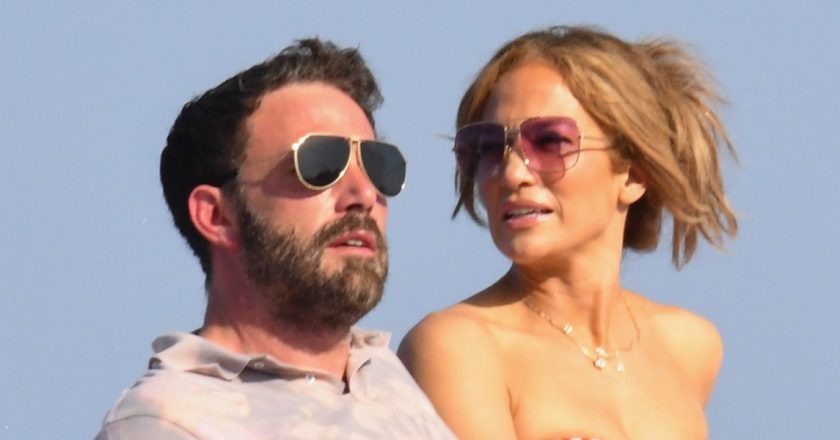 Jennifer Lopez And Ben Affleck Continue Their PDA Tour By Making Out On A Naples Dock – Yahoo Lifestyle