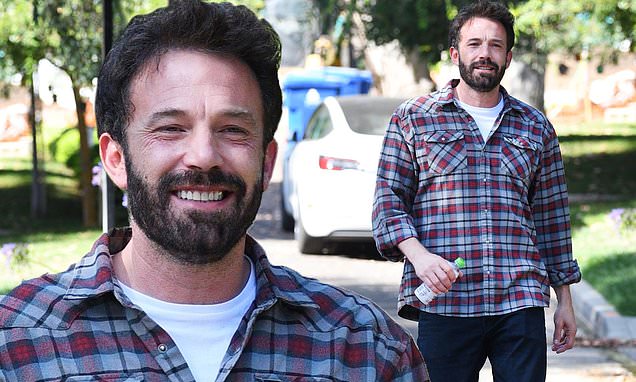 Ben Affleck smiles while paying a friendly visit to ex Jennifer Garners home to see his kids – Daily Mail