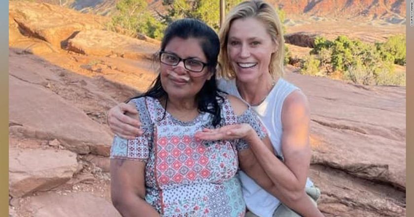 Julie Bowen of Modern Family helped rescue a hiker who fainted in a Utah national park – CNN