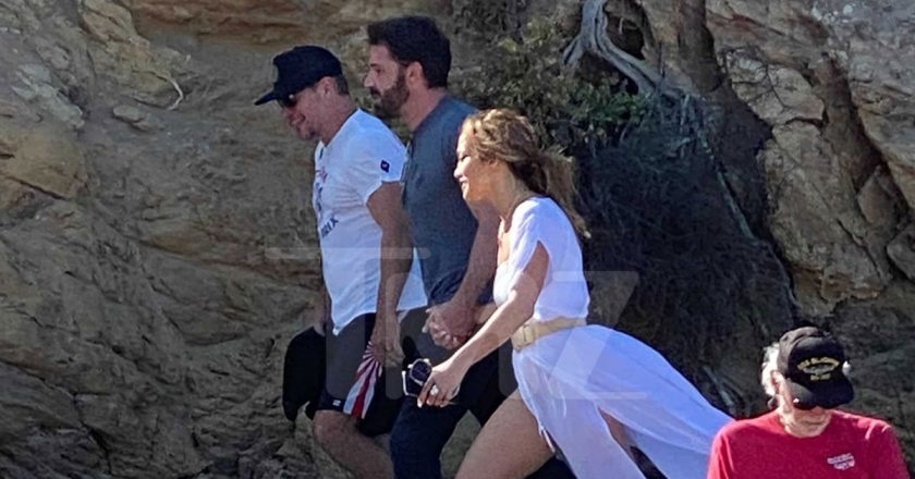 Ben and Jen Continue L.A. Love Outings with a Walk on the Beach – TMZ