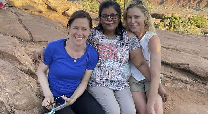 Modern Family Actor Julie Bowen And Sister Help Injured Woman In Utah National Park – NPR