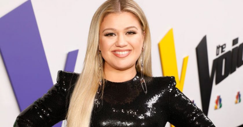 Kelly Clarkson flies to Las Vegas with friends after prenup win in divorce – Fox News