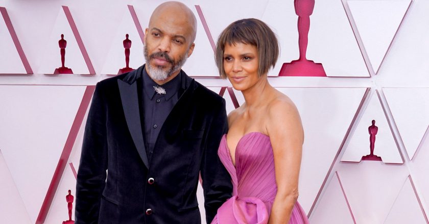 Halle Berry Gets Sweet Serenade From Boyfriend Van Hunt For 55th Birthday – HuffPost