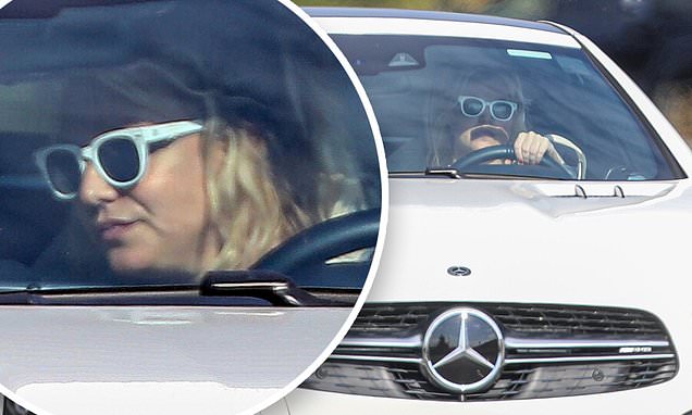 Britney Spears takes a joy ride in her Mercedes-Benz near Thousand Oaks home – Daily Mail