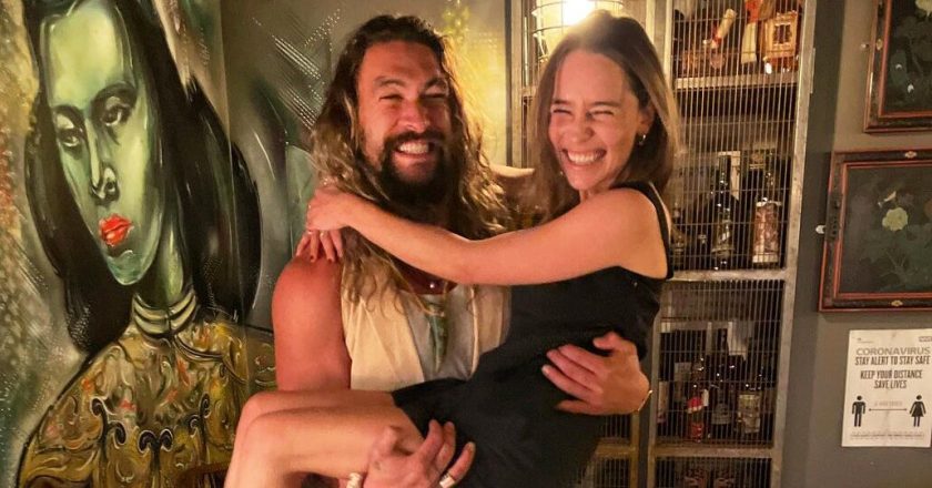 Jason Momoa sweeps Emilia Clarke off her feet during Game of Thrones reunion – Entertainment Weekly News