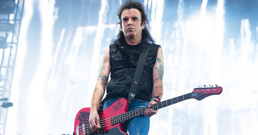 The Cure bassist Simon Gallup says hes leaving the band after 40 years: Fed up of betrayal – Entertainment Weekly News