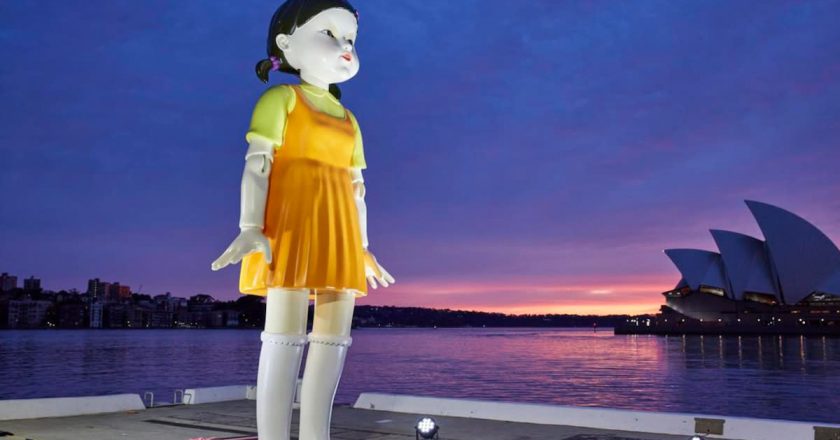 Giant “Red Light, Green Light” Doll From Netflix’s Squid Game Appears in Sydney – Yahoo Entertainment