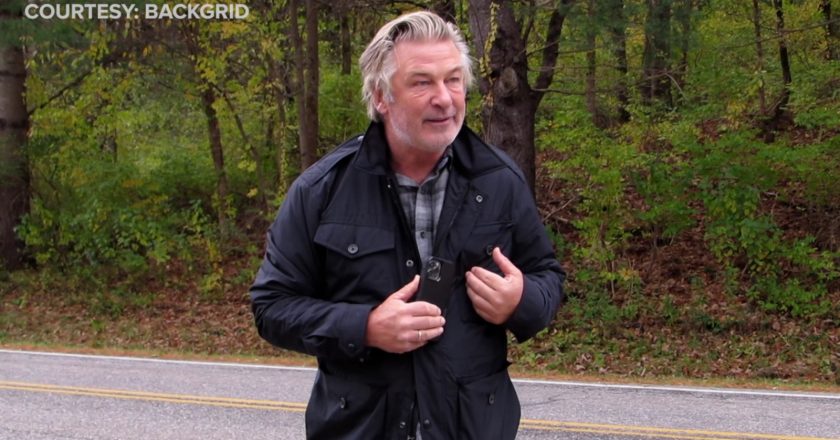 Alec Baldwin interview: Actor breaks silence on Rust shooting when paparazzi swarm him, wife Hilaria outside his Vermont home – KTRK-TV