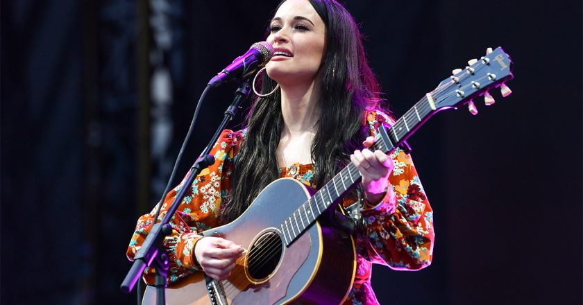 SNL musical guest Kacey Musgraves dons only guitar and boots in Forrest Gump-inspired performance – Fox News