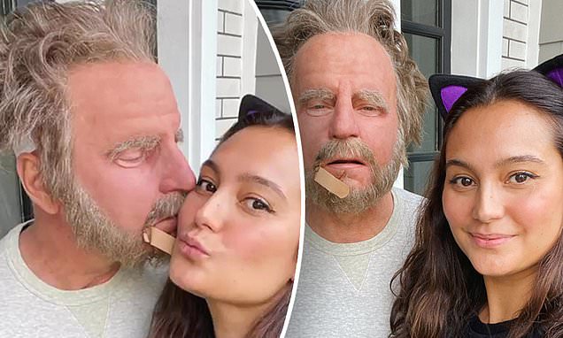 Bruce Willis looks unrecognizable as he dons freakishly realistic mask for Halloween – Daily Mail