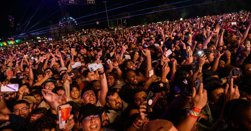 It was like watching a Jenga tower topple: At least 8 dead at Travis Scotts Astroworld Festival – Houston Chronicle