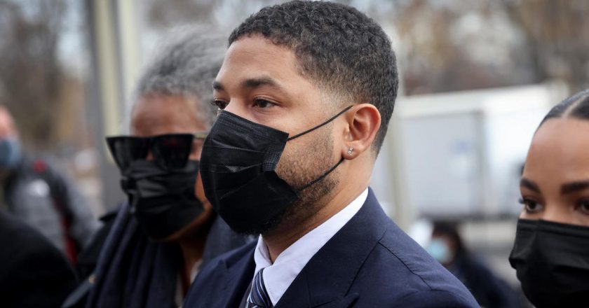 Man testifies that Jussie Smollett paid him to “fake beat him up” – CBS News