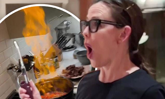 Jennifer Garner nearly sets the kitchen on fire as she tries to cook beef bourguignon – Daily Mail