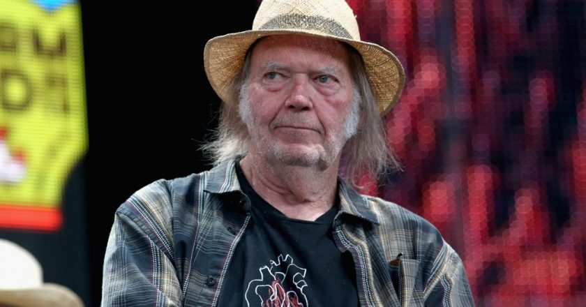 Neil Young threatens to pull music from Spotify to protest Joe Rogan misinformation – New York Post