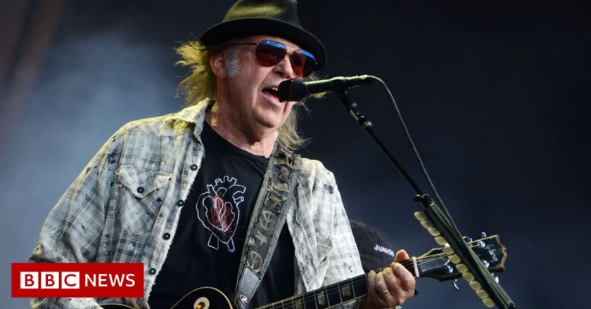 Spotify removes Neil Young after he calls for Joe Rogan to go – BBC News