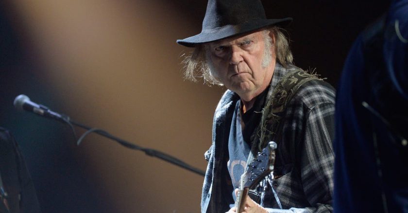 ‘Neil Young is a hero’: Backlash grows against Spotify over decision to support Joe Rogan – The Independent