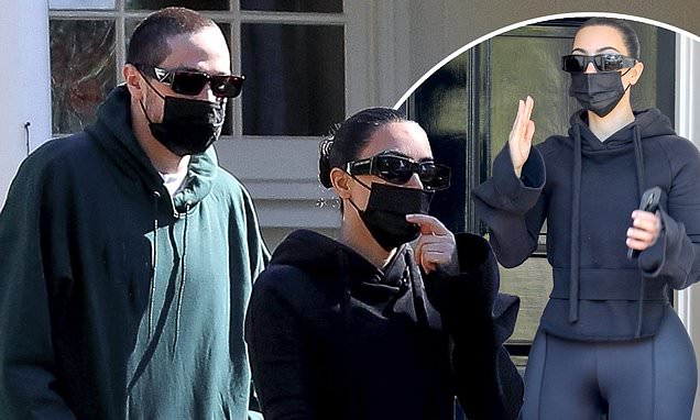 Kim Kardashian and Pete Davidson visit a friends home together in Beverly Hills – Daily Mail