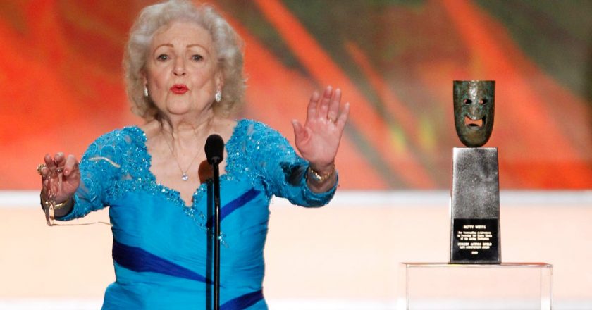 Anderson Cooper, Andy Cohen raise a glass to Betty White during NYE special; More stars mourn – USA TODAY