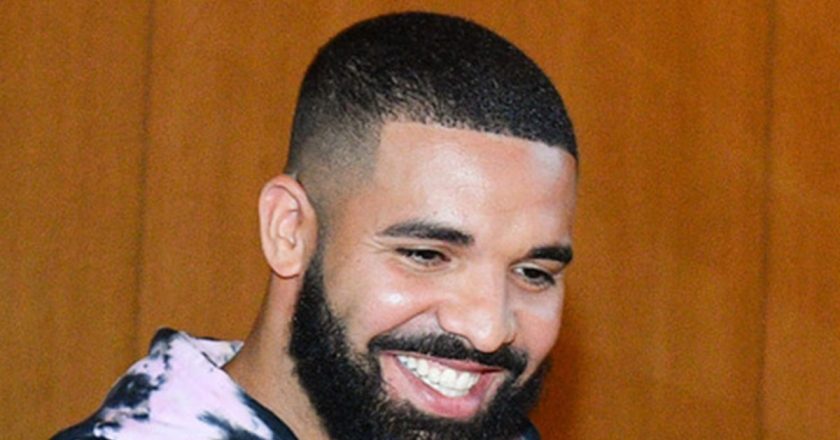 Drake Shows Off Ripped Beach Bod in Shirtless Vacation Photos – TMZ