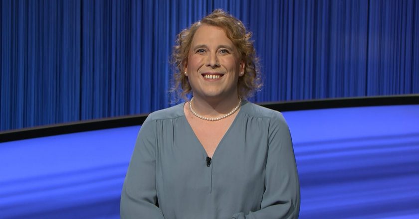 Jeopardy! champ Amy Schneider robbed of credit cards, phone over New Years weekend – USA TODAY