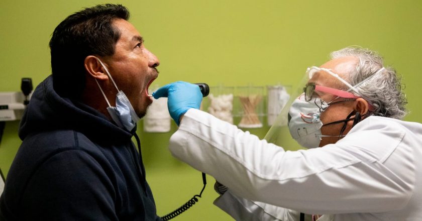 Sore or scratchy throat may be early sign of Omicron: doctors – Business Insider