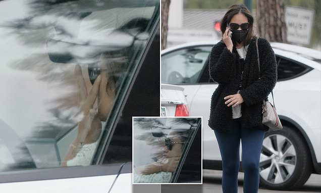 Chris Noths wife Tara Wilson is seen crying in her car without wedding ring – Daily Mail