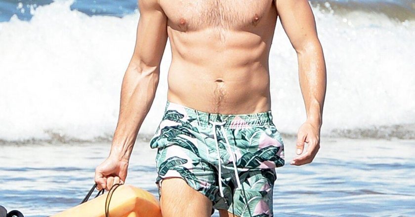 Patrick Schwarzenegger Shows Off His Chiseled Physique While Kayaking on Maui Beach – Yahoo Entertainment