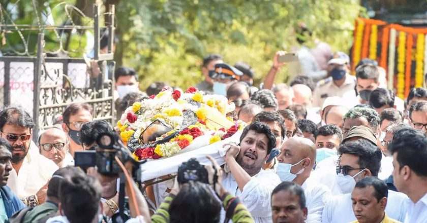 Teary-eyed pictures from Indias Disco King Bappi Lahiris funeral will leave you emotional – Times of India