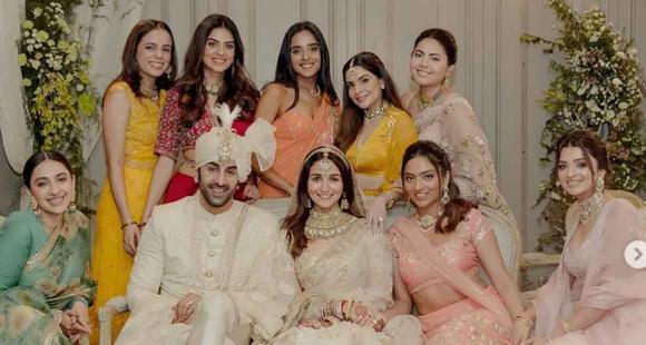 Ranbir Kapoor and Alia Bhatts new pics with bridesmaids from wedding are full of fun, laughter and love – PINKVILLA