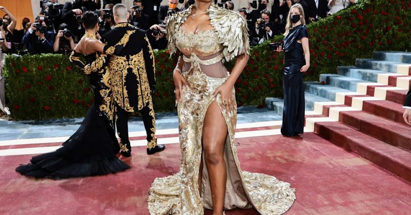 Megan Thee Stallion brought the heat in thigh-baring Moschino gown to the 2022 Met Gala – Yahoo Life