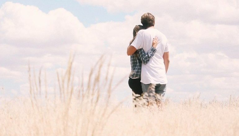 Women Who Hugged Their Partner Subsequently Had Lower Stress-Induced Cortisol Response – Neuroscience News