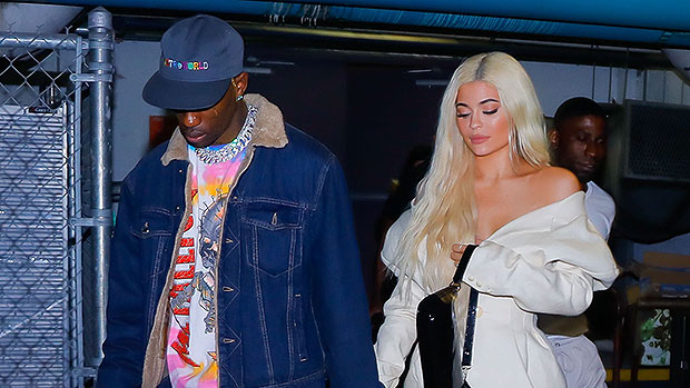 Kylie Jenner & Shirtless Travis Scott Share Romantic Sunset Embrace On The Beach: Photos – HollywoodLife