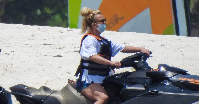 Britney Spears and Sam Asghari Jet Ski In Cancun, After Pregnancy Announcement – TMZ