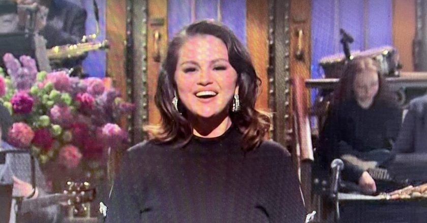 ‘SNL’: Selena Gomez Talks ‘Only Murders’, Impersonates Miley Cyrus, Sings ‘Barney’ Song In Opening Monologue – Deadline